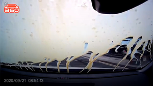 Clip: Tài xế phanh gấp, ném túi trà lên kính chắn gió xe ô tô cùng chiều