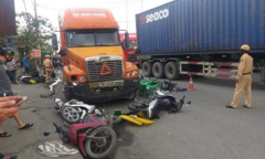 Xe đầu kéo đi vào làn xe máy, đâm 6 người bị thương