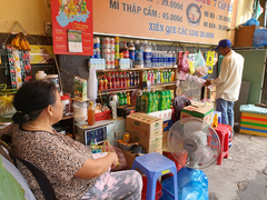 Video: Cụ bà kể chuyện người mẹ xúi con trộm tiền ở cửa hàng tạp hóa