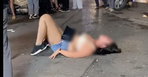 Công an xác minh vụ cô gái lột đồ đòi tiền trước cửa quán bar ở Hà Nội