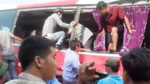 Video: Tàu hỏa đâm vào xe chở học sinh ở Hà Nội