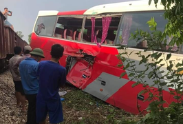 Tàu hỏa húc văng xe đưa đón học sinh, 3 cháu nhỏ bị thương