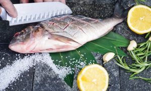 Mẹo tẩy sạch mùi tanh trên tay sau khi chế biến cá