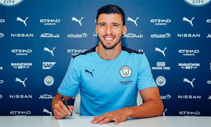 Man City ra mắt hậu vệ đắt giá nhất CLB