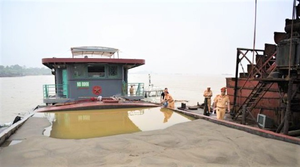 Hơn 40 cảnh sát khống chế, bắt giữ nhóm 'cát tặc' trên sông Hồng