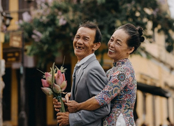 Cặp vợ chồng già gây sốt với bộ ảnh 'ngọt như mật' ở Hội An 