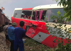 Cố tình vượt tàu hỏa bất chấp tính mạng 45 đứa trẻ: Điều tra ngay tài xế