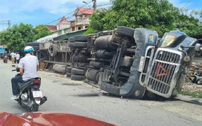 Container tông thương vong 2 người rồi lao vào nhà dân ở Hà Tĩnh