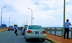 Xe biển xanh dừng trên cầu chụp hình: Thứ trưởng Bộ Xây dựng xin lỗi
