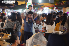 Phố Hàng Mã chật kín, hàng nghìn người Hà Nội đổ ra đường đón Tết Trung thu