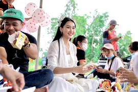 Hoa khôi Đoàn Hồng Trang trao quà trung thu cho trẻ vùng cao