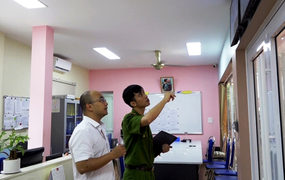 Triệu tập người đàn ông túm tóc, tát cháu bé trong trường mầm non