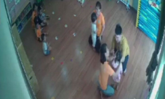 Phẫn nộ nam phụ huynh giật tóc, thẳng tay tát bạn của con ngay trong lớp mầm non