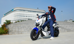 YADEA X5 chính thức mở bán: Tiên phong xu hướng xe máy điện thể thao
