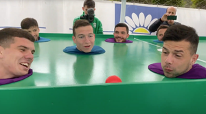 Video: Khi các cơ thủ chơi bi lắc bằng...miệng