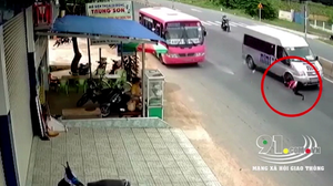 Clip: Nữ sinh bị xe 16 chỗ tông bay xa nhiều mét