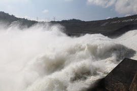 Tiếp tục xả lũ hồ Hoà Bình, mở thêm cửa xả lũ thuỷ điện Sơn La, Thác Bà