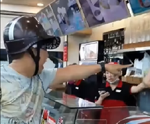 Clip ông bố đập đồ, dọa đốt cửa hàng trước mặt con nhỏ gây phẫn nộ