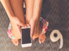 Dùng điện thoại khi đi vệ sinh: Nguy cơ nhiễm khuẩn, dễ mắc bệnh trĩ