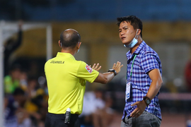 Cầu thủ suýt bỏ ra ngoài phản đối trọng tài, HLV Thanh Hóa kịp thời can ngăn