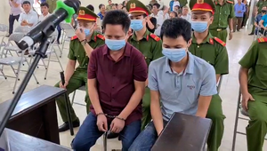 Chật kín người dân xem xét xử chủ quán Nhắng nướng bắt cô gái trẻ quỳ xin lỗi