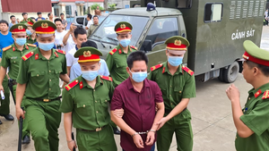 Ảnh: Chủ quán nướng bắt cô gái quỳ xin lỗi bị dẫn giải đến tòa xử lưu động