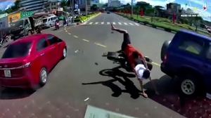 Clip: Cố tình tạt đầu ô tô, 2 thanh niên đi xe máy bị tông văng xuống đường