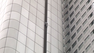 'Người nhện' tay không chinh phục toà nhà 166m tại Đức