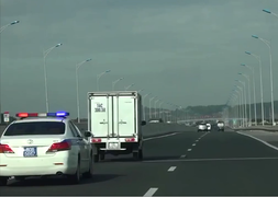 Làm ngơ trước yêu cầu nhường đường cho xe ưu tiên, 2 tài xế bị xử phạt nặng 