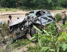 Ảnh: Hiện trường ô tô lao xuống vực ở Nghệ An, hiệu phó và cô giáo thiệt mạng