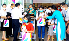 Đoàn du khách đầu tiên đến Đà Nẵng sau dịch COVID-19