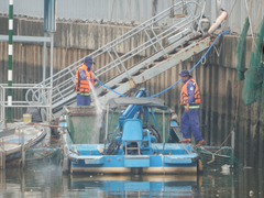 Xem công nhân nạo vét bùn đen đoạn cuối kênh Nhiêu Lộc - Thị Nghè