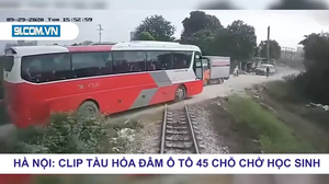 Clip: Lái xe ô tô chở hơn 40 học sinh cố tình vượt đường ray bị tàu đâm ngang