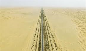 Đường xuyên sa mạc dài hơn 500 km ở Trung Quốc