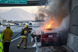 Mercedes C-Class đâm vào dải phân cách trên cao tốc rồi bốc cháy