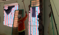 Xem công nhân tháo dỡ chung cư nghiêng 45cm ở TP.HCM