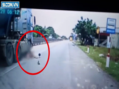 Clip: Người đàn ông bị cán gãy chân vì lấn làn xe đầu kéo