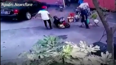 Clip: Bất chấp xe máy sắp nổ, nhân viên vệ sinh dũng cảm kéo ra xa để 'cứu' ô tô
