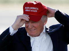 Donald Trump: Vị Tổng thống bán từ ống hút đến khẩu trang chống COVID-19