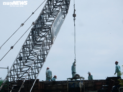 Công nhân hối hả trên công trường xây dựng cầu Thủ Thiêm 2