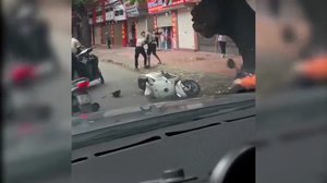 Video: Hai thanh niên lao vào đánh nhau sau va chạm giữa phố Hà Nội
