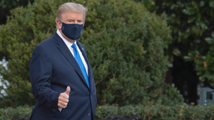 Video: Tổng thống Trump xuất viện, giơ ngón cái chào phóng viên