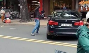 Xác định nguyên nhân nam thanh niên cầm thanh sắt đập xe BMW trên phố