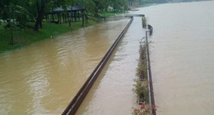 Cầu đi bộ lát gỗ lim siêu sang ở Huế bị nước lũ nhấn chìm