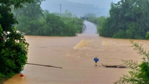 Quảng Bình: Lũ khiến học sinh một huyện nghỉ học, hàng nghìn người bị cô lập