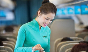 Tiếp viên Vietnam Airlines liên tục phát hiện đồ giá trị bỏ quên trả lại khách