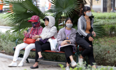 Trời trở lạnh, người Hà Nội diện đồ 'trên đông dưới hè' xuống phố