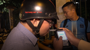 Video: Theo chân CSGT Hà Nội xử lý vi phạm nồng độ cồn sau dịch COVID-19