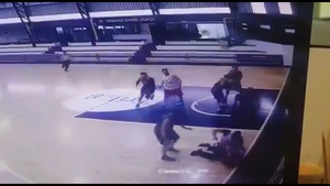 Clip: Cầu thủ bóng rổ xô ngã, đấm trọng tài liên tiếp 7 cú