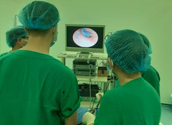 Bị nhét đất sét vào tai, học sinh lớp 1 phải nhập viện